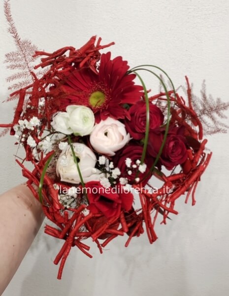BOUQUET MISTO SU STRUTTURA A CUORE