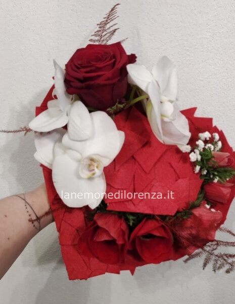 BOUQUET MISTO SU STRUTTURA A CUORE 